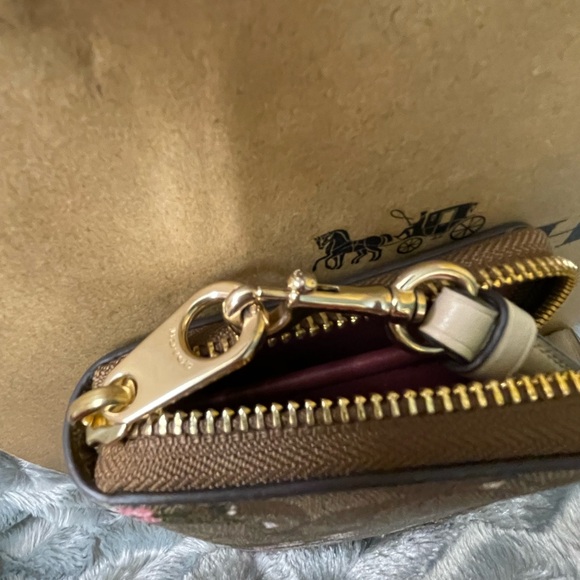 Coach NWOT Coach wallet long zip around floral wristlet - Picture 7 of 12